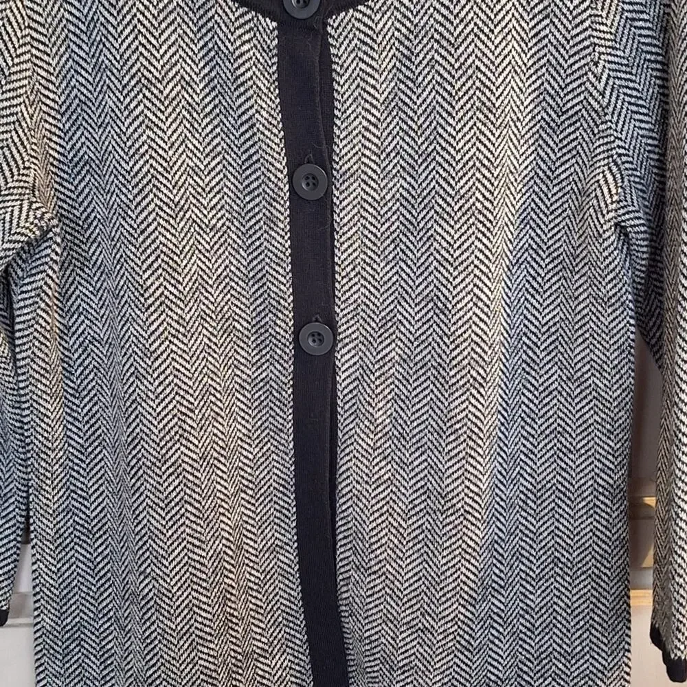 Nouveaux Women's Sweater SzM Knit Gray/Blk Contrast 3Button Closure Nice Look